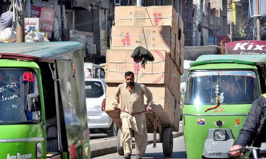 راولپنڈی: ایک محنت کش ہتھ ریڑھی پر بھاری سامان رکھے جا رہا ..