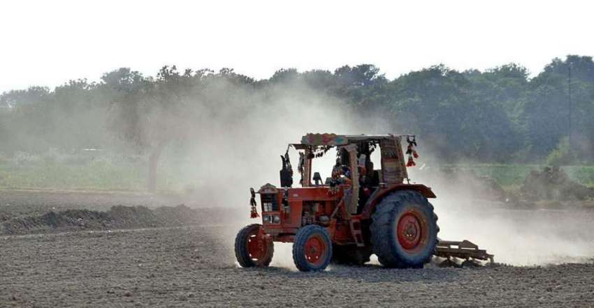 حیدر آباد: ٹریکٹر کی مدد سے کھیت کو اگلی کاشت کے لیے تیار ..