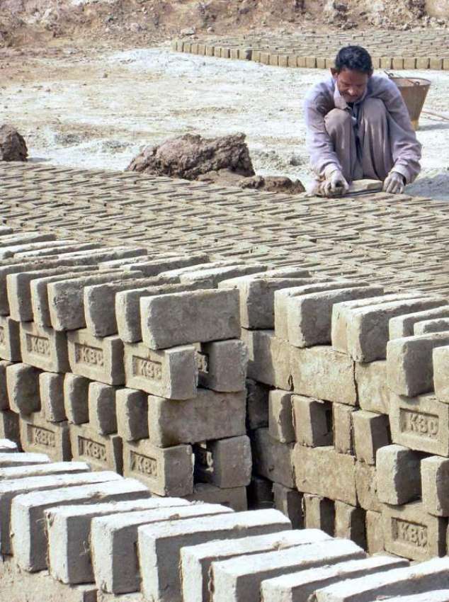 فیصل آباد: مزدور بھٹے پر اینٹیں بنانے میں مصروف ہے۔