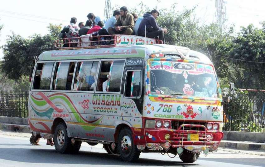 فیصل آباد: سٹوڈنٹس بس کی چھت پر سوار ہو کر سفر کر رہے ہیں ..