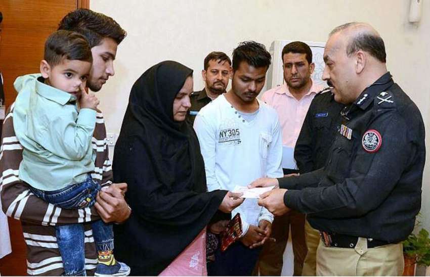 کراچی: آئی جی سندھ اے ڈی خواجہ ، شہید کانسٹیبل کی بیوہ کو ..