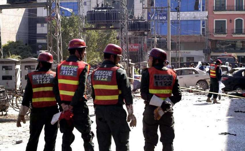 لاہور: ڈیفنس میں ہونے والے دھماکے کے بعد ریسکیو اہلکار جائے ..