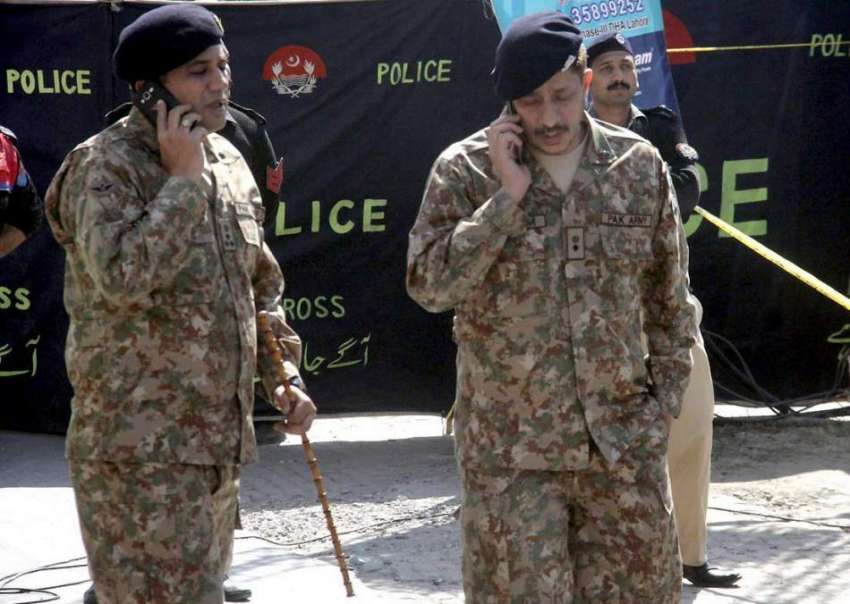لاہور: ڈیفنس میں ہونے والے دھماکے کے بعد پاک فوج کے افسران ..