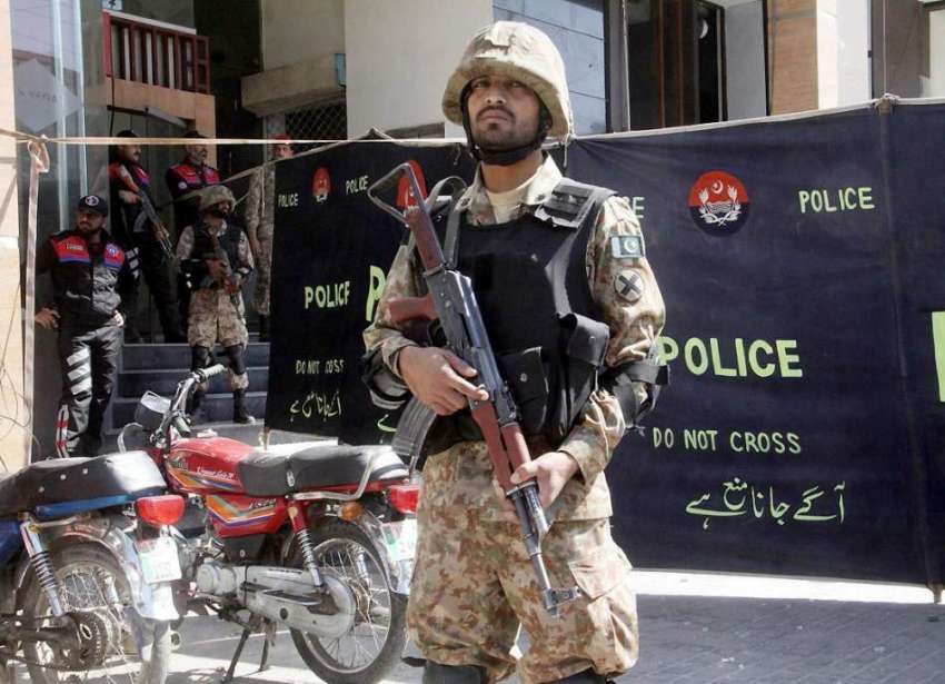 لاہور: ڈیفنس میں ہونے والے دھماکے کے بعد پاک فوج کا جوان ..