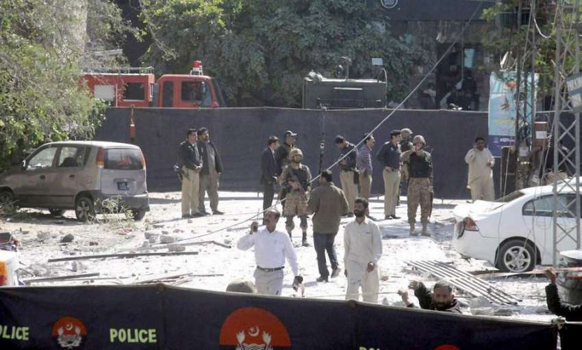 لاہور: ڈیفنس میں ہونے والے دھماکے کے بعد فرانزک ماہرین جائے ..