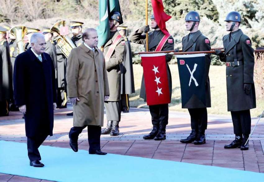 انقرہ: وزیر اعظم نواز شریف گارڈ آف آنر کا معائنہ کر رہے ہیں۔