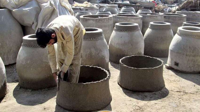 فیصل آباد: ایک کمہار تندور بنانے میں مصروف ہے۔