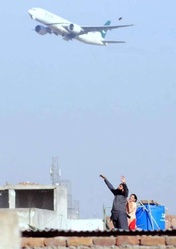 راولپنڈی: ایک شخص عمارت کی چھت کھڑا پتنگ پکڑنے کی کوشش کررہا ..