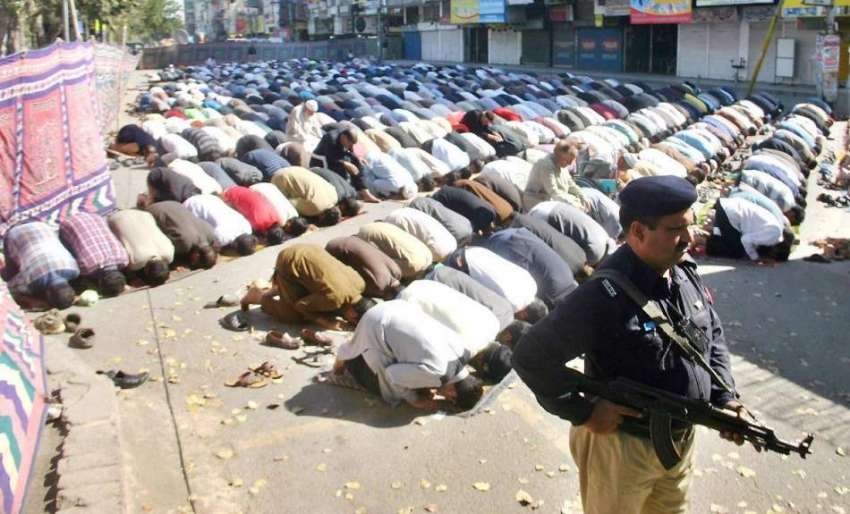 لاہور: مال روڈ پر واقع مسجد شہداء میں نماز جمعہ کی ادائیگی ..