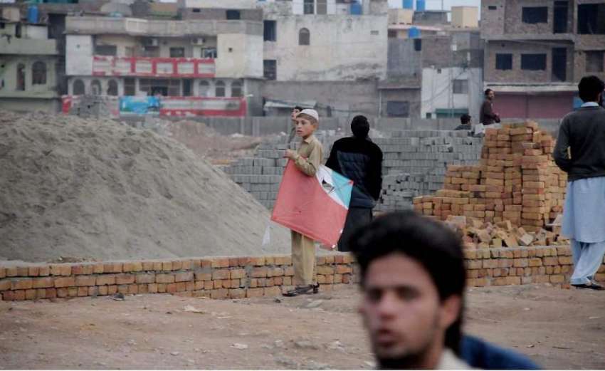 راولپنڈی: سخت پابندی کے باوجود بچے پتنگ بازی میں مصروف ہیں۔