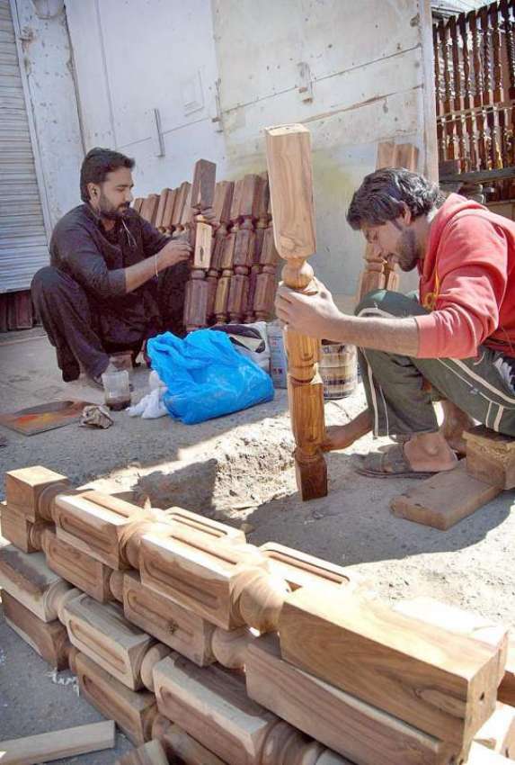 اسلام آباد: کارپینٹر اپنی ورکشاپ میں فرنیچر تیار کر رہے ..