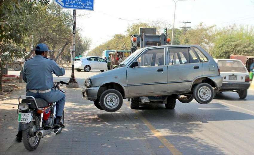 لاہور: ٹریفک وارڈن نو پارکنگ میں کھڑی گاڑی کو لفٹرکے ذیعے ..