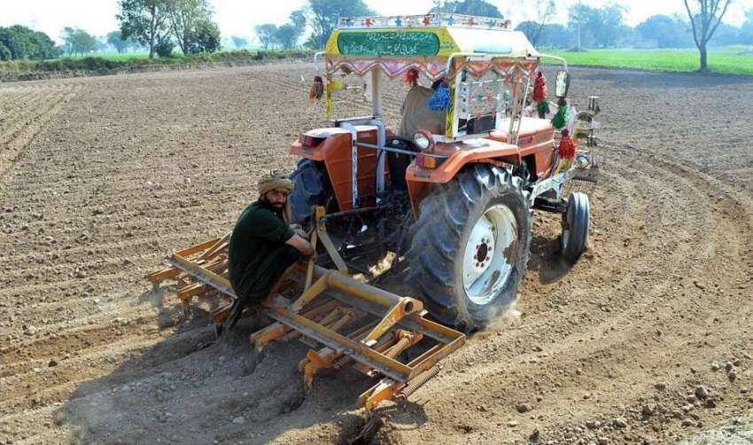 ملتان: کسان ٹریکٹر کی مدد سے کھیت کو کاشت کے لیے تیار کر رہے ..