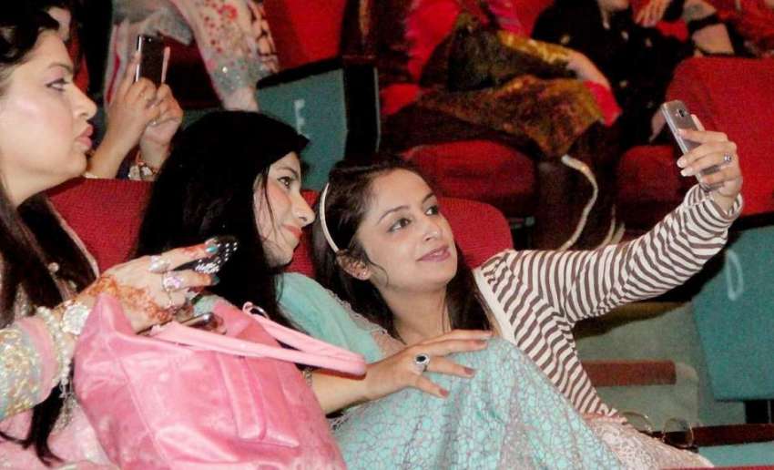 لاہور: الحمراء ہال میں ایک تقریب کے دوران لڑکیاں سیلفی بنا ..