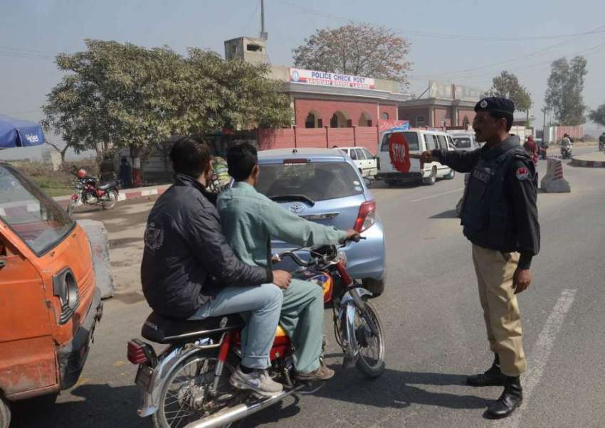 لاہور: سگیاں پل انٹر چینج پر پولیس اہلکار موٹر سائکل سوار ..