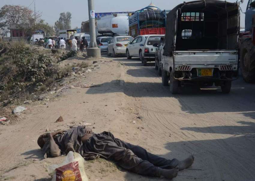 لاہور: سگیاں پل پر ایک نشے کا عادی شخص سڑک کنارے بے ہوش پڑا ..