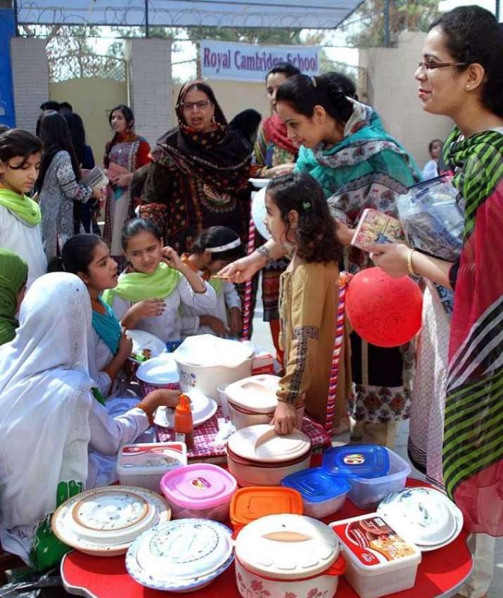 حیدر آباد: رائل برج سکول میں فوڈ فیسٹیول کے موقع پر کھانے ..