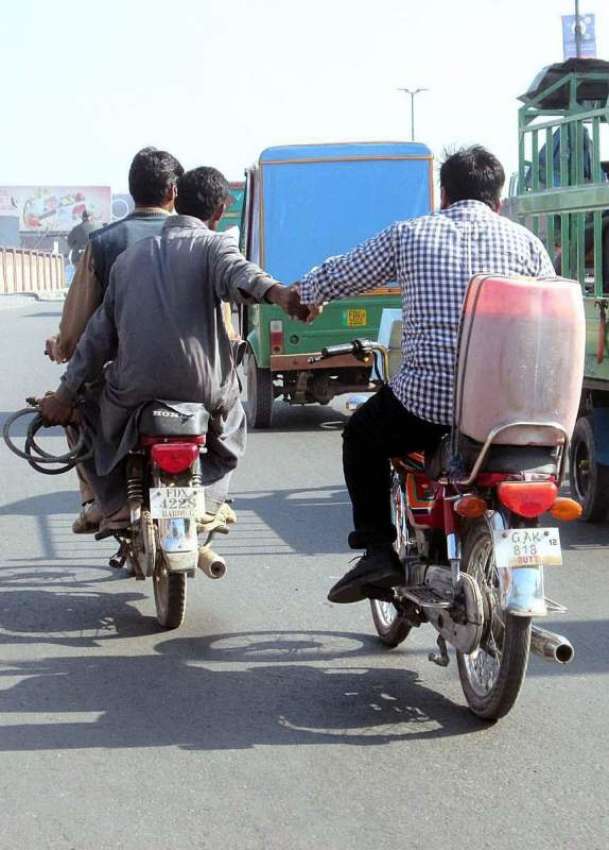 فیصل آباد: ایک موٹر سائیکل سوار دوسرے موٹر سائیکل سوار کی ..