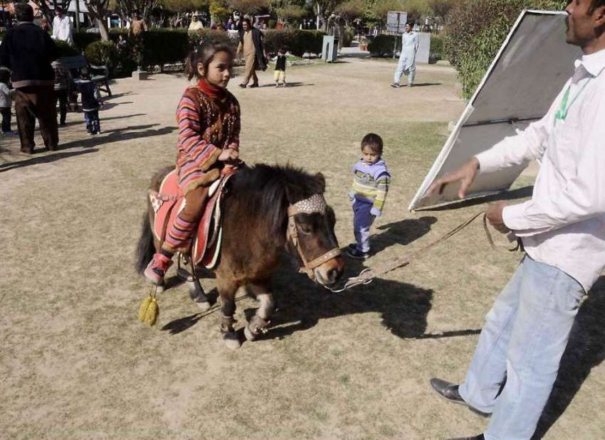 راولپنڈی: ایوب پارک میں بچے چھوٹی نسل کے گھوڑے کی سواری سے ..