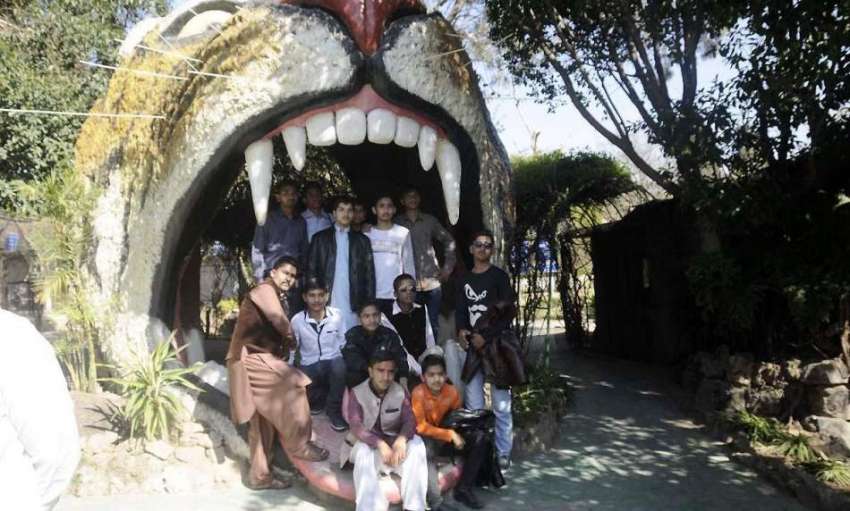 راولپنڈی: نوجوان سیاح ایوب پارک کے داخلی راستے پر بنائے ..