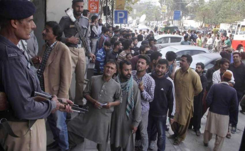 لاہور: پاکستان سپر لیگ کے فائنل میچ کے ٹکٹ حاصل کرنے کے لیے ..
