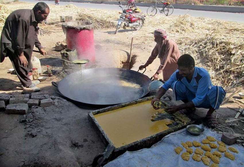 فیصل آباد: کسان روایتی انداز میں گڑ تیار کر رہے ہیں۔
