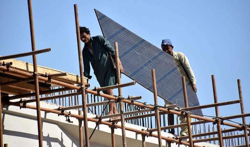 لاڑکانہ: مزدور لاہوری محلہ فلائی اوور برج کے تعمیراتی کام ..