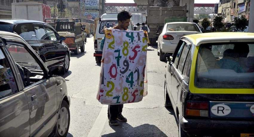 راولپنڈی: ایک محنت کش گاڑیاں صاف کرنے کے لیے ڈسٹر فروخت کر ..