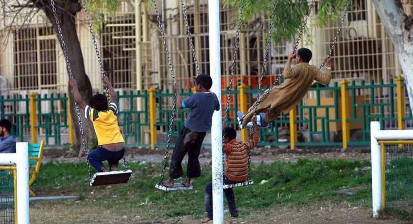 اسلام آباد: وفاقی دارالحکومت میں روڈ کنارے پارک میں بچے ..
