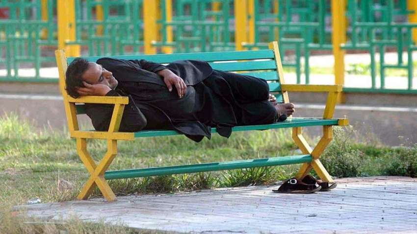 اسلام آباد: سڑک کنارے پارک میں ایک شہری نیند کے مزے لے رہا ..