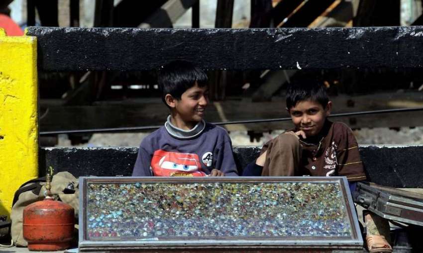 راولپنڈی: گنجمنڈی پل پر بچے انگوٹھیاں فروخت کر رہے ہیں۔