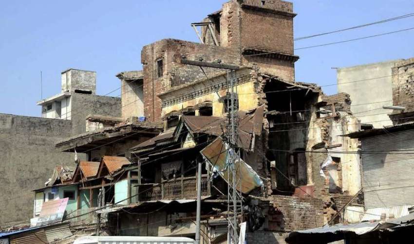 راولپنڈی: گنجمنڈی میں واقع ٹھوٹ پھوٹ کی شکار ایک عمارت جو ..