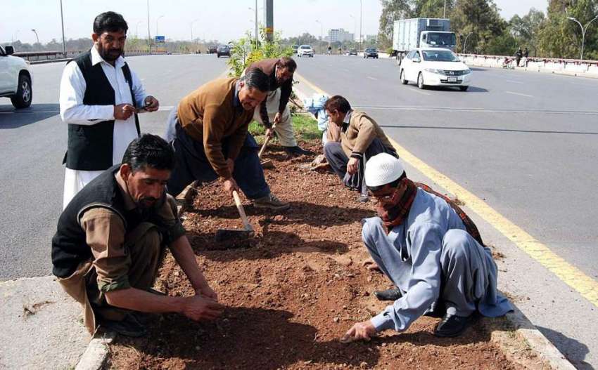 اسلام آباد: سی ڈی اے کے اہلکار گرین بیلٹ کو ہموار کر رہے ہیں۔