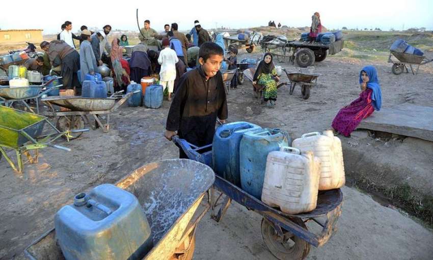 راولپنڈی: خانہ بدوش خاندان کے لوگ ہینڈ پمپ سے پینے کے لیے ..