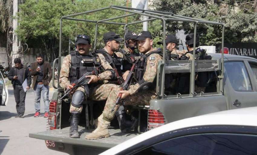 لاہور: پاک فوج کی گاڑی قذافی اسٹیڈیم کے باہر پی ایس ایل فائنل ..