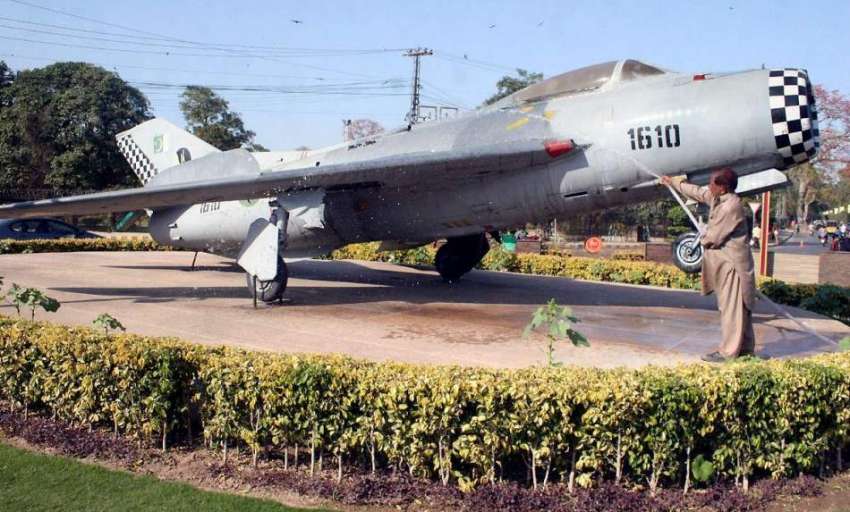لاہور: پی ایچ اے کا ملازم چائنہ چوک میں نصب جنگی طیارے کو ..