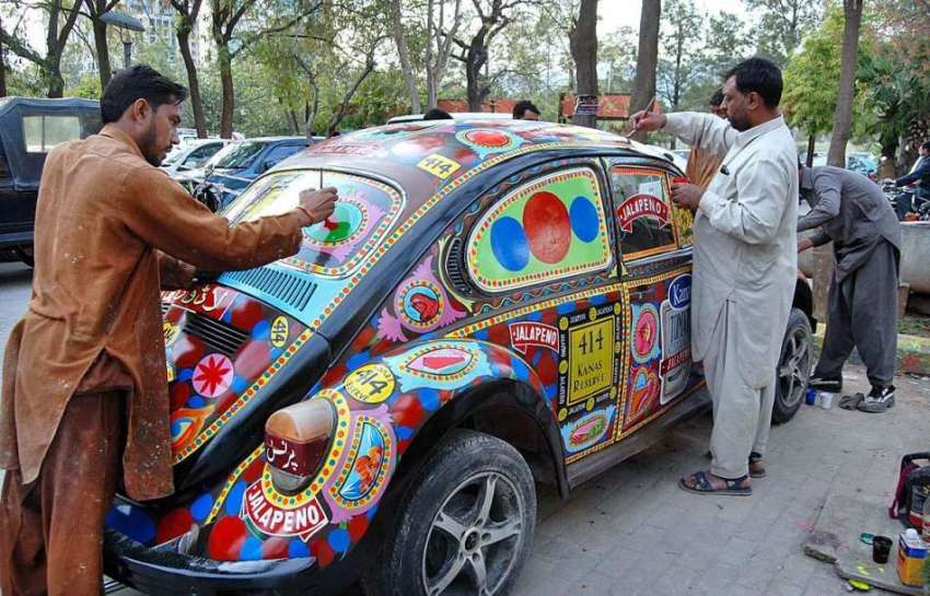 اسلام آباد: وفاقی دارالحکومت میں پینٹر ایک گاڑی پر پینٹنگ ..