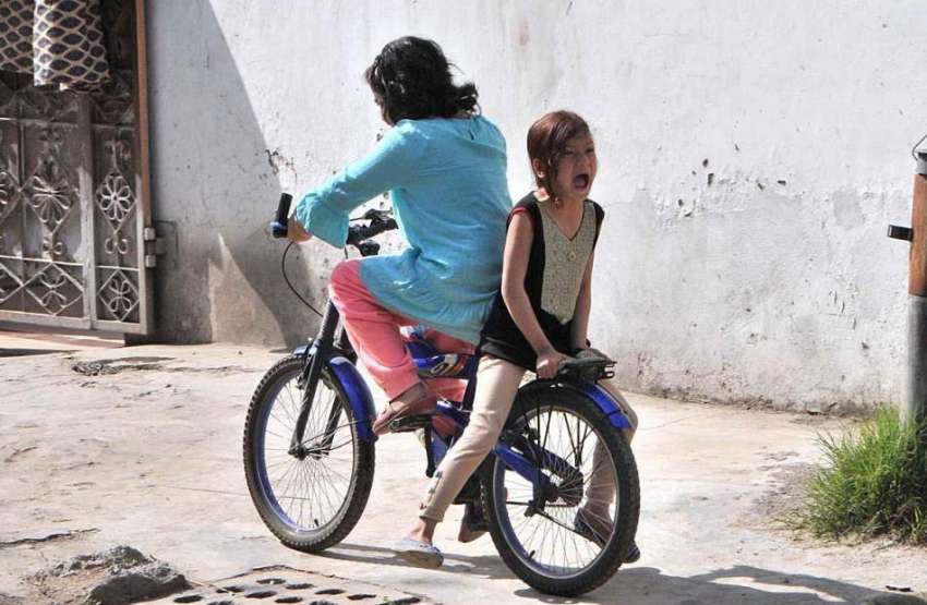 اسلام آباد: وفاقی دارالحکومت میں دو بچیاں سائیکل سے لطف ..