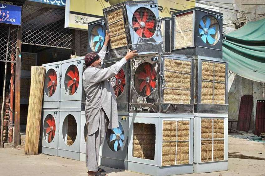 لاہور: موسم گرما کے سلسلے میں ائیر کولر تیار کیے جا رہے ہیں۔