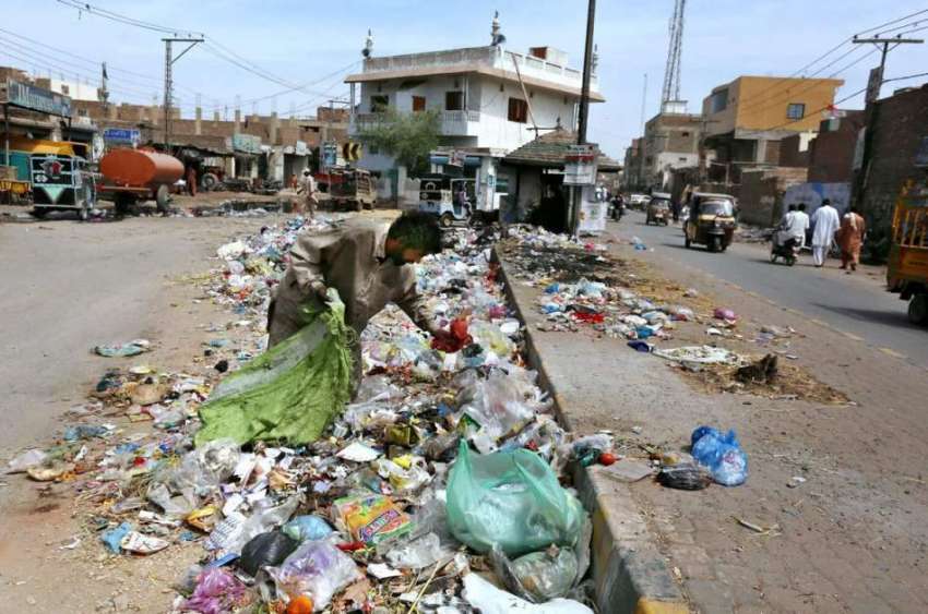 حیدر آباد: خانہ بدوش شخص کچرے کے ڈھیر سے کار آمد اشیاء تلاش ..