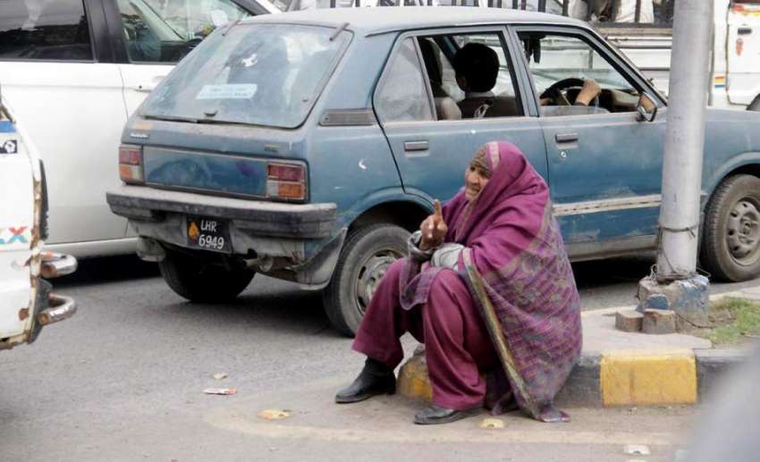 لاہور: ایک معمر خاتون ٹریفک سگنل پر بھیک مانگ رہی ہے۔