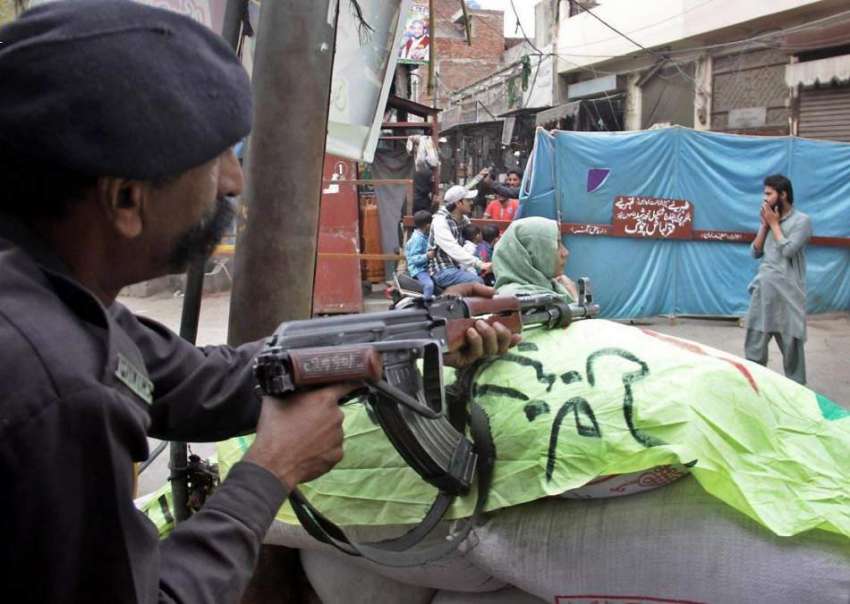 لاہور: بی بی پاکدامن کے سالانہ عرس کے موقع پر ایک پولیس اہلکار ..