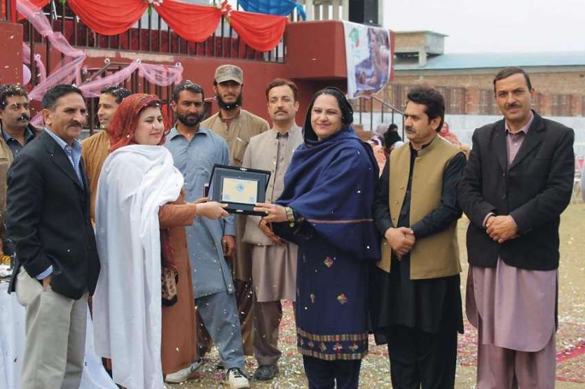پشاور: ڈائریکٹر سپورٹس رشیدہ غزنوی ممبر صوبائی اسمبلی زرین ..