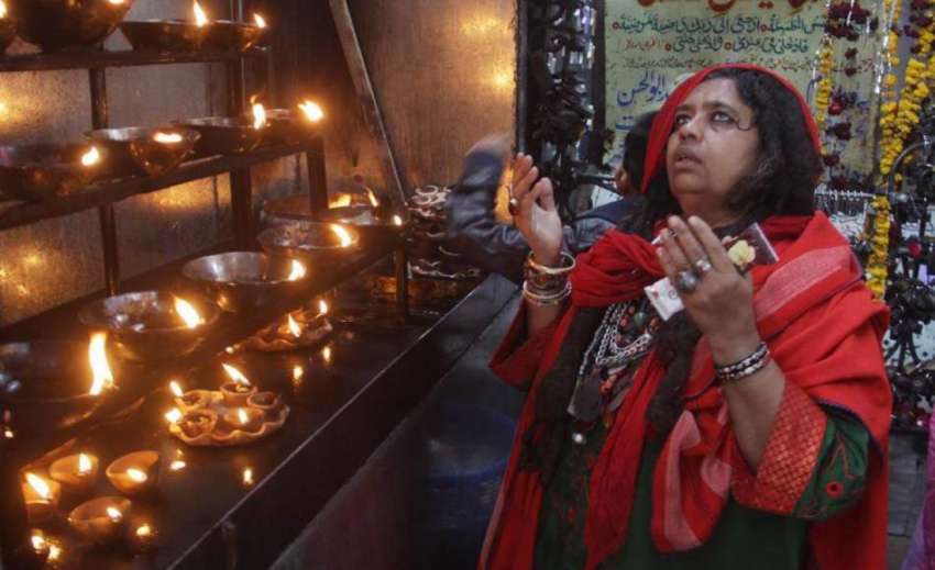 لاہور: بی بی پاکدامن کے سالانہ عرس کے موقع پر ایک خاتون دعا ..