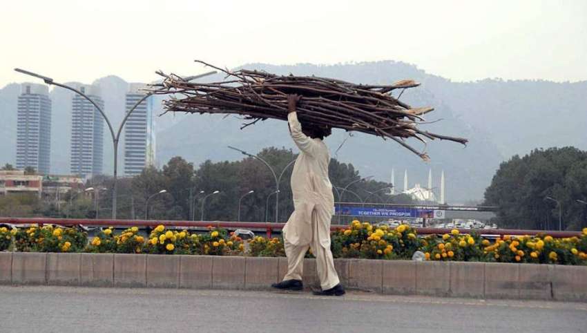 اسلام آباد: وفاقی دارالحکومت میں ایک شخص اپنے گھر کا چولہا ..