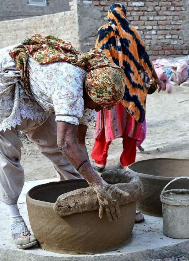 حیدر آباد: محنت کش خاتون مٹی کے برتن اور تندور بنانے میں ..