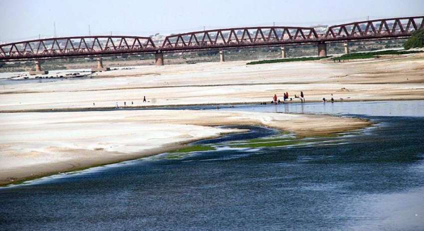 حیدر آباد: دریائے انڈس پانی کی کمی کی وجہ سے خشک پڑا ہے۔