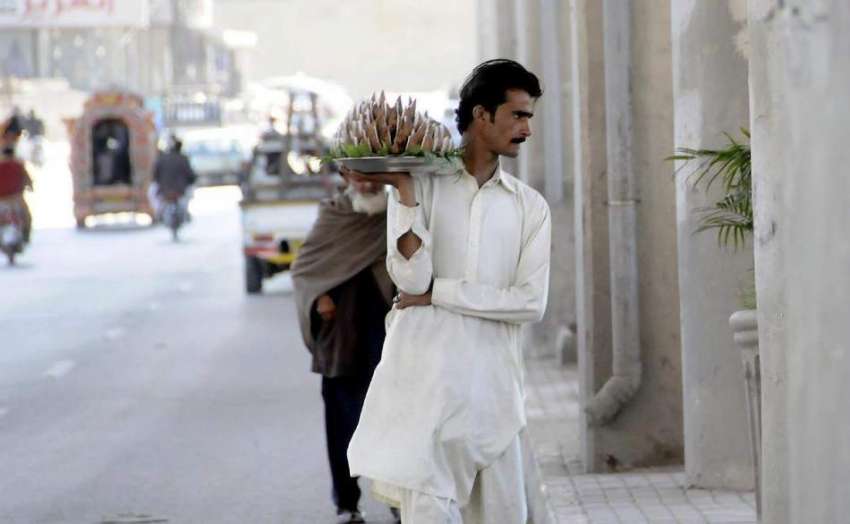راولپنڈی: محنت کش مری روڈ لیاقت باغ اشارے پر اناریل اٹھائے ..