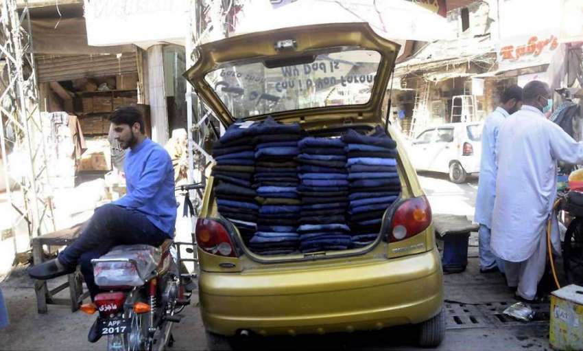 راولپنڈی: کالج روڈ پر گاڑی میں پینٹیں سجائے ایک دکاندار ..