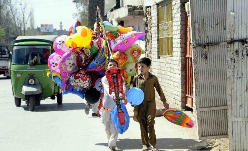 راولپنڈی: محنت کش بچے صادق آباد روڈ پر بچوں کے غبارے نما ..